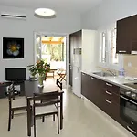 Votsalo Pool Apts شقة كالامي