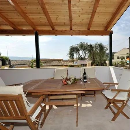 Votsalo Pool Apts *